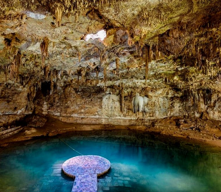 Caverna subterrânea Cenote Suytun na Península de Yucatán, México