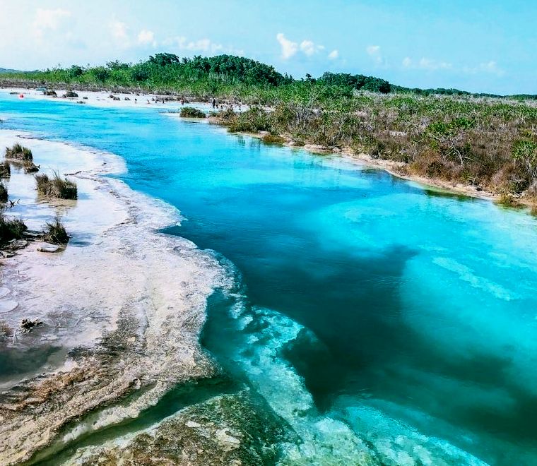 los rapidos e a água azul da Lagoa Bacalar México