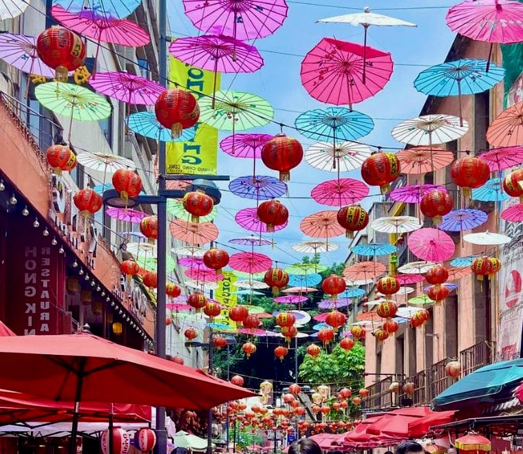 Guarda-chuvas de papel coloridos na Chinatown da Cidade do México