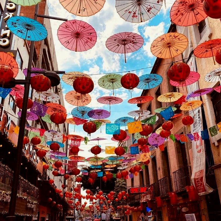 Lanternas de papel coloridas e guarda-chuvas em China Town, na Cidade do México