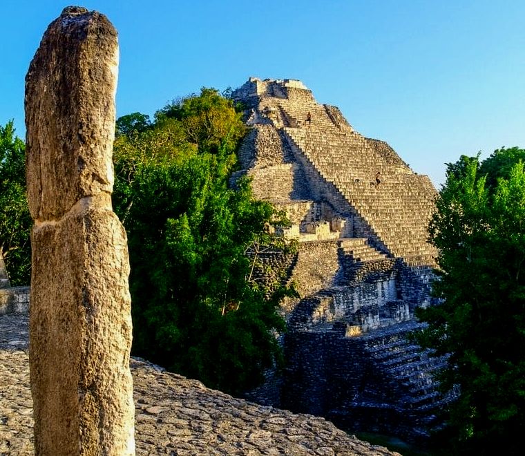 templo de pedra alto em Becan, Campeche, as melhores ruínas maias de Yucatán