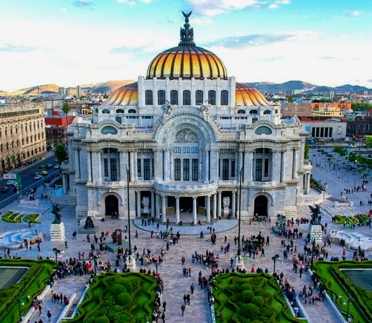 belo grande edifício de estilo europeu com cúpula dourada na cidade do México