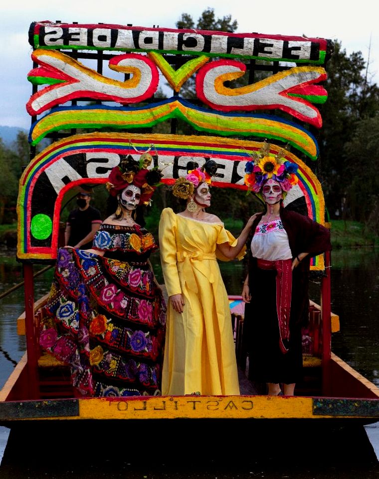 barcos trajinera coloridos (gôndolas) na cidade do México em xochimilco