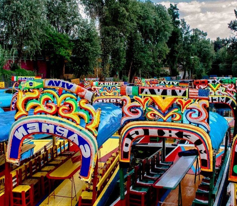 barcos trajinera coloridos (gôndolas) na cidade do México em xochimilco