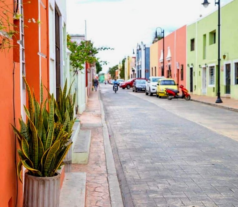 rua colorida em Valladolid, México (Caldaza De Los Frailes)