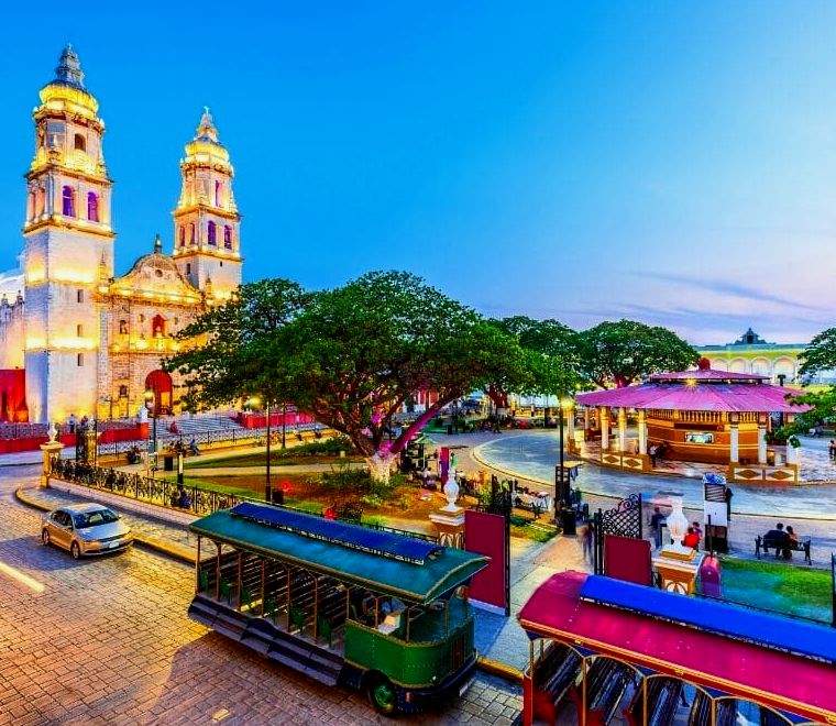 igreja maior, bonde urbano e parque zocalo no centro da cidade de Campeche, México