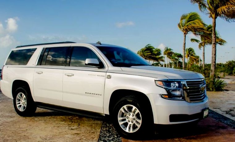 SUV branco de luxo para uma transferência privada de Cancún para Tulum