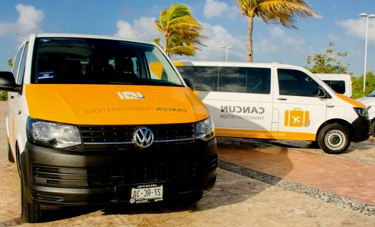 Ônibus de transferência privada amarelo e branco de Cancún para Tulum