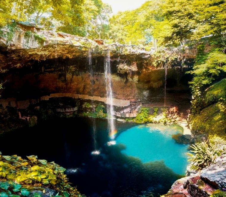 piscina natural com cachoeira - passeios de um dia saindo de Mérida