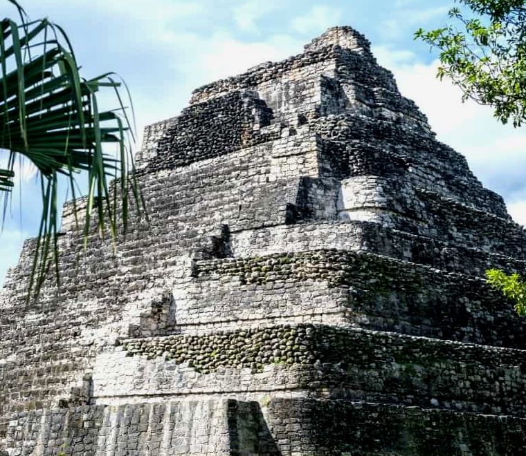 templo de pedra alto em Chacchoben, as melhores ruínas maias de Yucatán