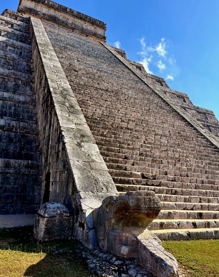 pirâmide de chichen itza nas ruínas maias no méxico