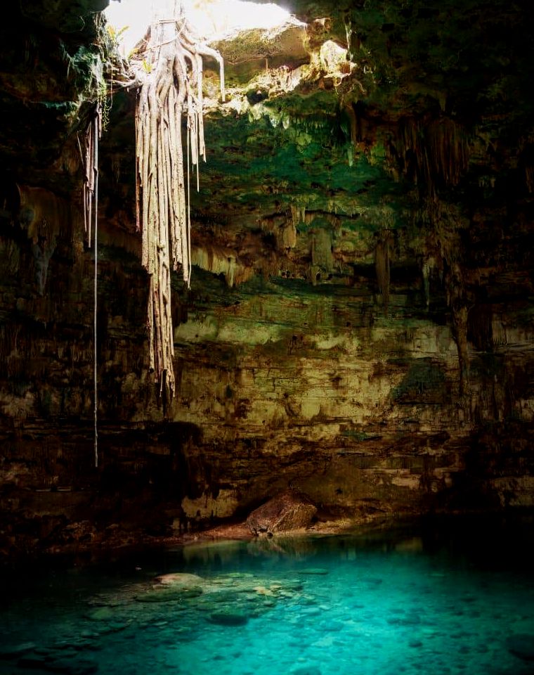 caverna subterrânea ou cenote em Chichen Itza México