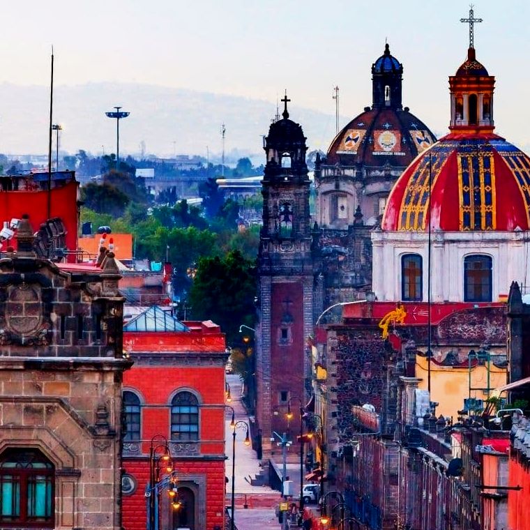 Cúpulas coloridas em igrejas no centro da Cidade do México
