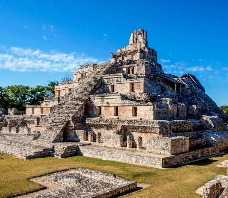 templo de pedra alto em Edzna, Campeche, as melhores ruínas maias de Yucatán