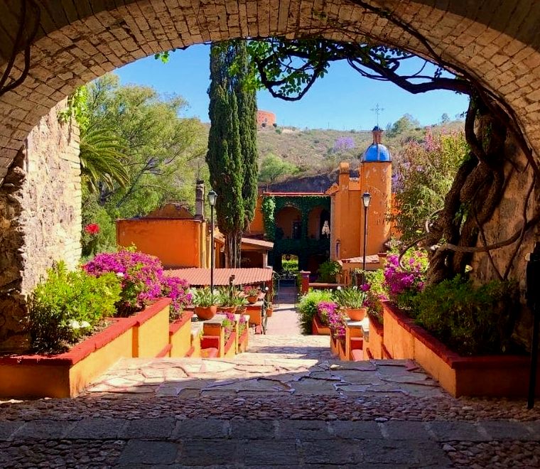 fazenda histórica com arco de pedra e flores buganvílias roxas na Ex-Hacienda San Gabriel de Barrera |  O que fazer em Guanajuato, México