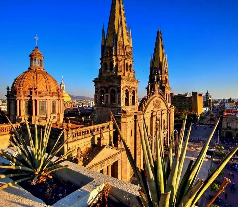 bela grande igreja colonial espanhola na cidade colonial de Guadalajara, Jalisco, México, localizada no centro do México e um lugar seguro para mulheres viajando sozinhas no México