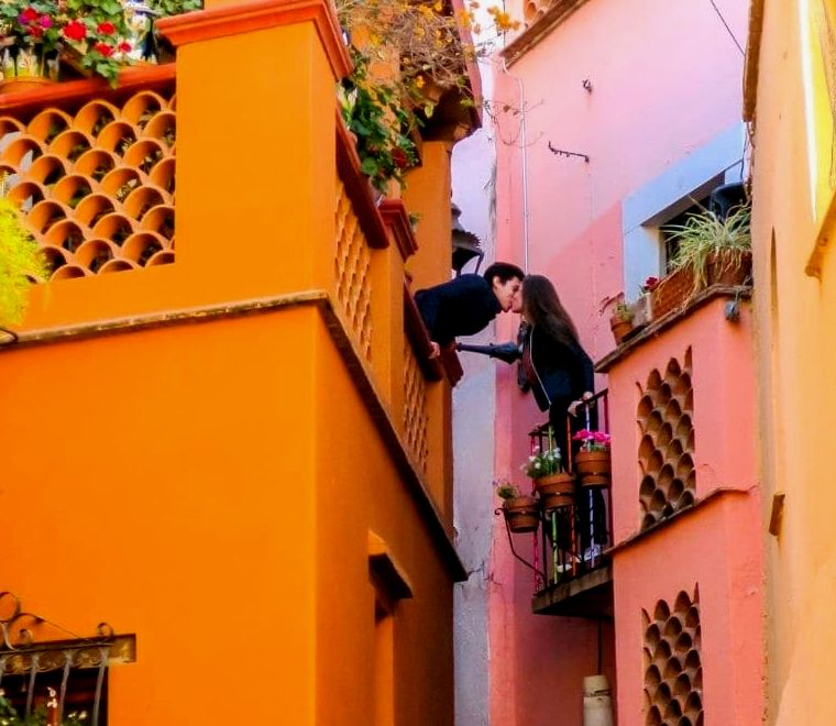 colorida rua colonial da Calle del Truco |  O que fazer em Guanajuato, México