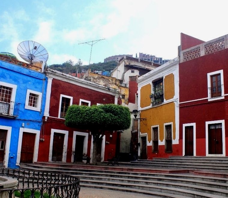 Edifícios coloridos na praça de los angeles em estilo europeu |  o que fazer em Guanajuato, México
