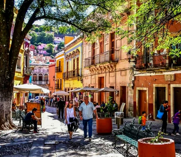 casas e edifícios coloridos na colorida cidade colonial da cidade de Guanajuato, Guanajuato, México, localizada no centro do México, e um lugar seguro para mulheres viajando sozinhas no México |  o que fazer em Guanajuato, México