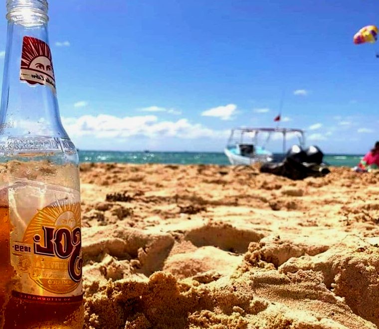 cerveja sol na praia em isla mujeres, méxico