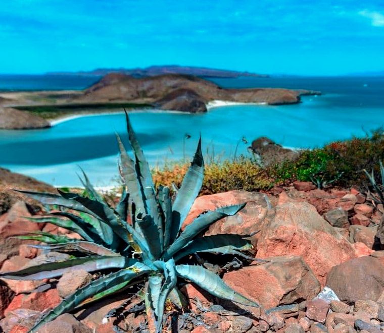 a bela água azul e as montanhas ao longo da praia de Blandera em La Paz, uma das melhores cidades litorâneas mexicanas