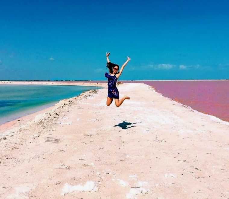 mulher pulando no ar nos lagos cor de rosa no México