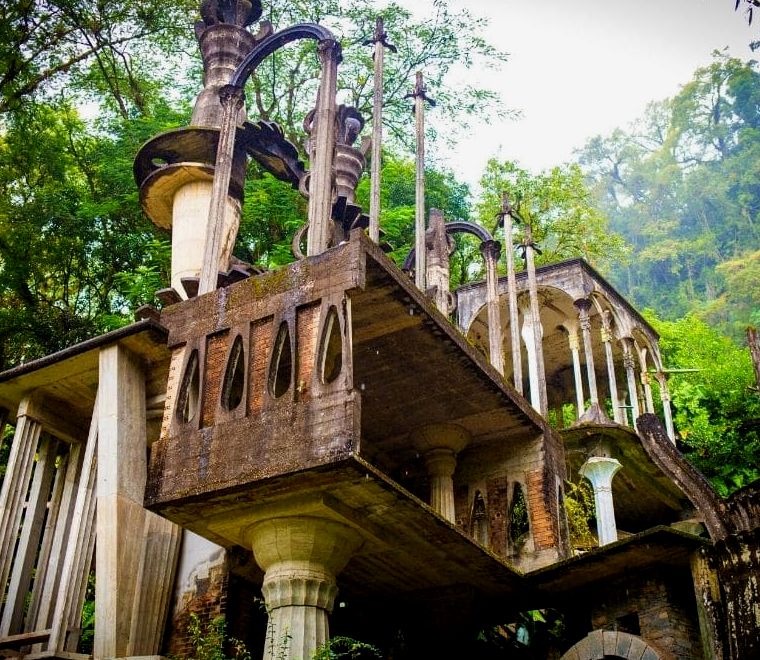 grande escultura surrealista com arcos e escadas na selva em Las Pozas ou Xilitla, um dos lugares mais exclusivos para visitar no México