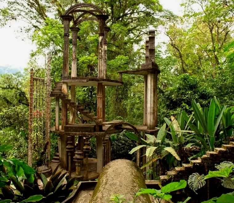 grande escultura surrealista com arcos e escadas na selva em Las Pozas ou Xilitla, um dos lugares mais exclusivos para visitar no México