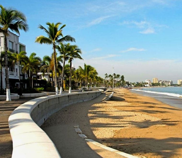 Passarela Malecón junto à praia Puerto Vallarta