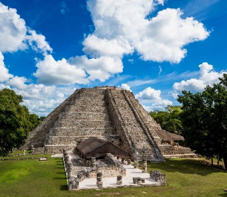 antigo sítio arqueológico maia com construção de pirâmide de pedra - passeios de um dia saindo de Mérida