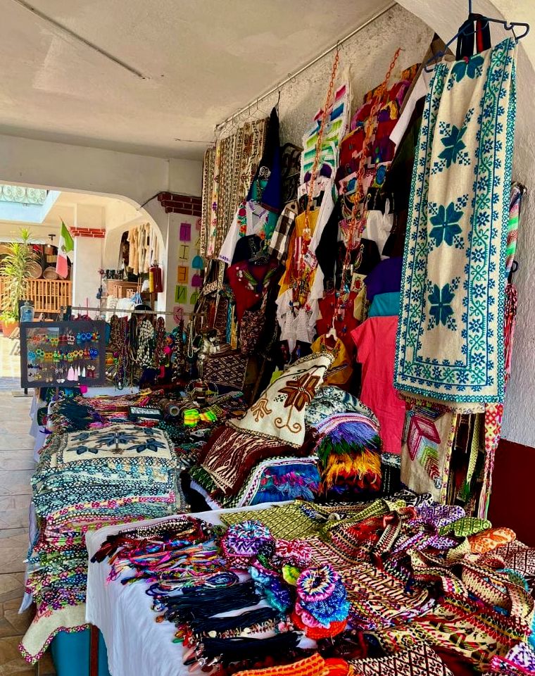 artesanato mexicano colorido no Mercado de Artesanías Valle de Bravo México