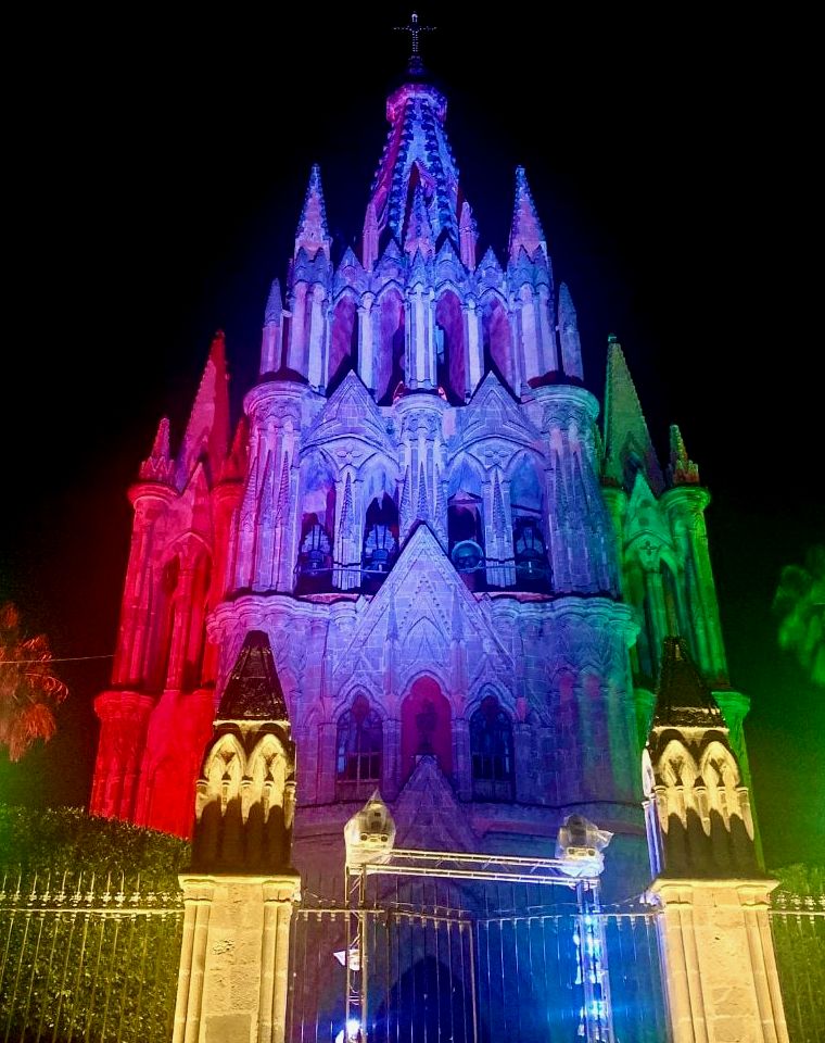 igreja decorada com luzes vermelhas, brancas e verdes para o Dia da Independência do México, em 16 de setembro