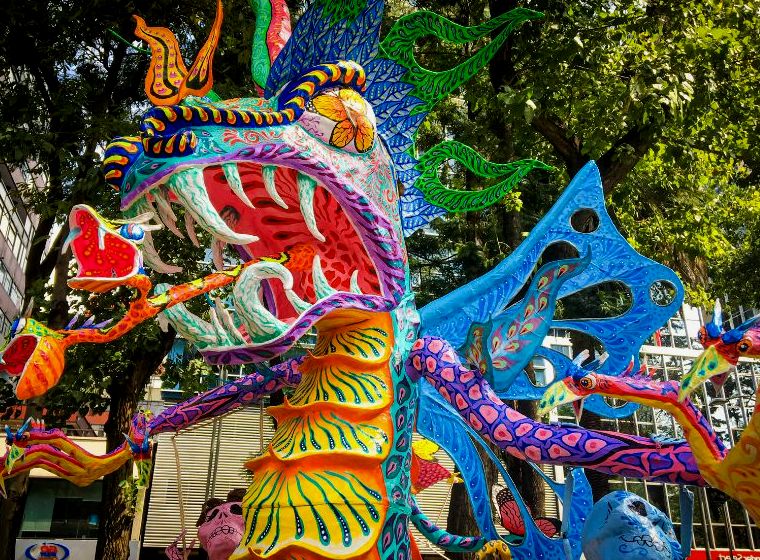 grande figura colorida de animal híbrido no Desfile de Alebrijes, Dia dos Mortos na Cidade do México