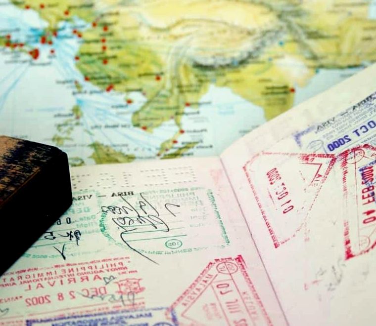 Mapa e passaporte com selos