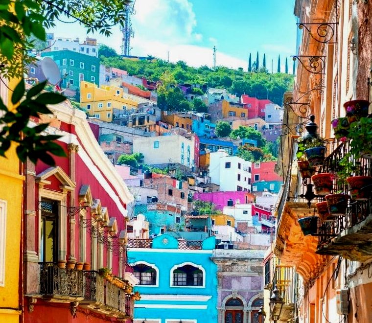 casas e edifícios coloridos na colorida cidade colonial da cidade de Guanajuato, Guanajuato, México, localizada no centro do México, e um lugar seguro para mulheres viajando sozinhas no México