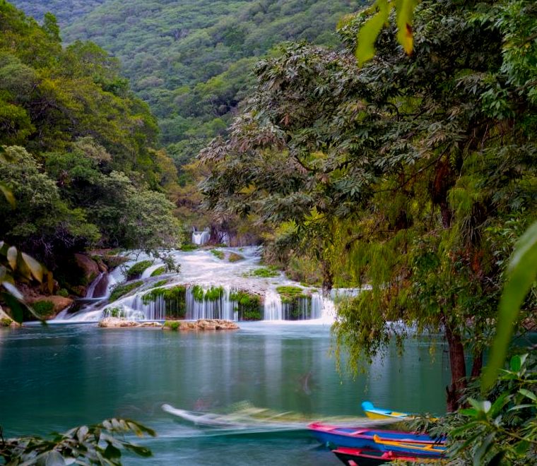 barcos coloridos panga perto da Cachoeira Micos Huastecaa Potosina México