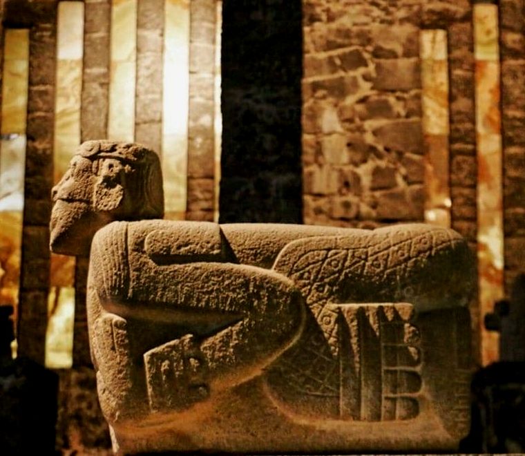 estátua de artefato pré-hispânico em forma de homem