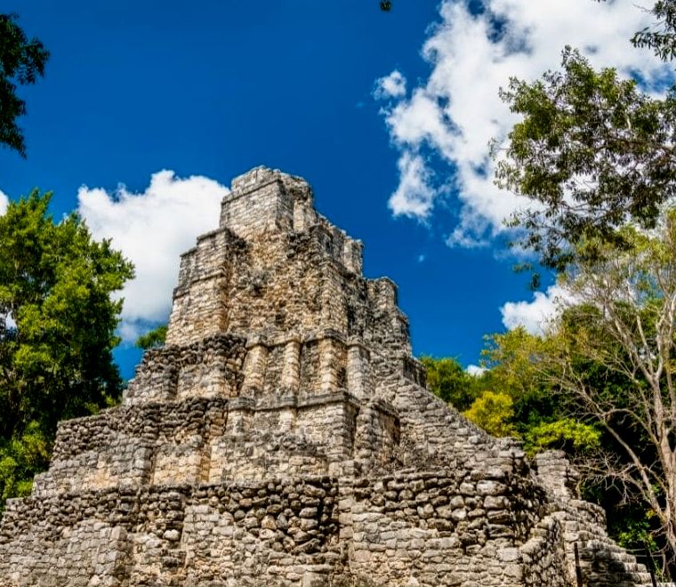 estrutura de pedra alta nas ruínas maias de Muyil em Yucatán, Tulum