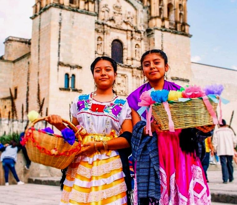 Duas meninas em roupas tradicionais de Oaxaca