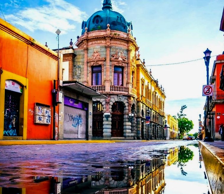 Edifícios coloridos no centro da cidade de Oaxaca, México