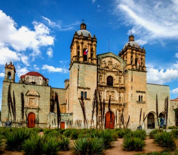 histórica igreja colonial espanhola e plantas