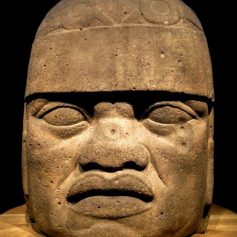 escultura gigante de cabeça de pedra olmeca no Museu de Antropologia da Cidade do México
