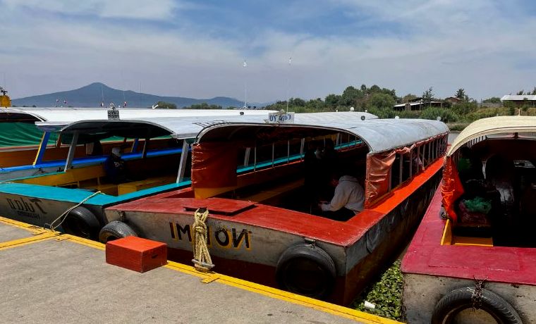 barcos coloridos indo de Patzcuaro à Ilha Janitzio, México