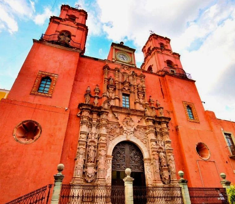 grande igreja mexicana cor de pêssego chamada templo de san francisco |  o que fazer em Guanajuato, México