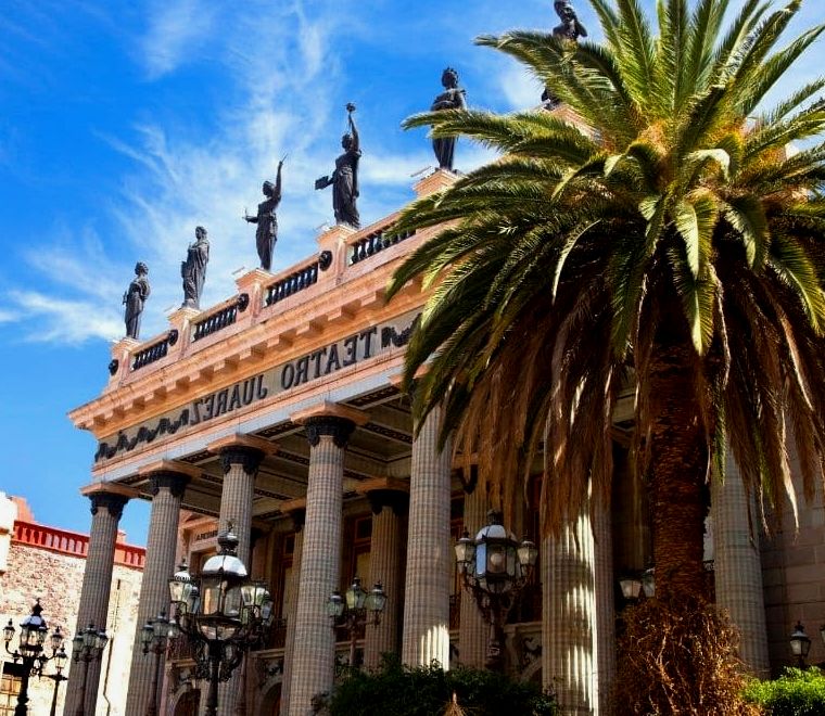 grande edifício do Teatro Juarez vintage com estátuas de homens no topo |  o que fazer em Guanajuato, México