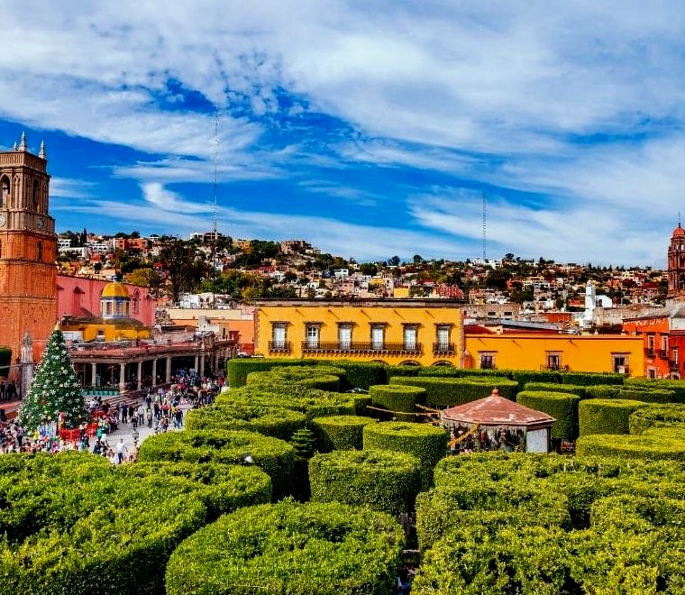 lindo jardim chamado Jardin de la Union com grandes árvores em uma cidade colonial |  o que fazer em Guanajuato, México
