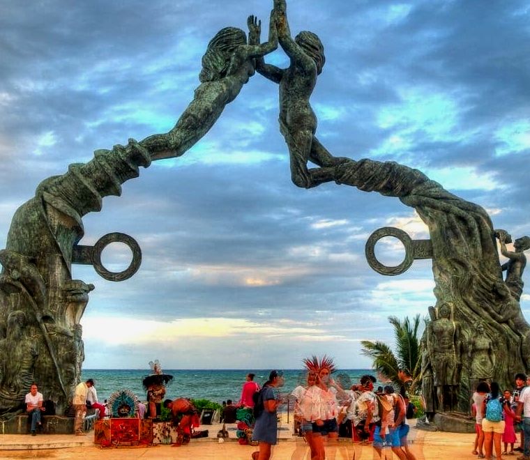 escultura portal maya em playa del carmen méxico