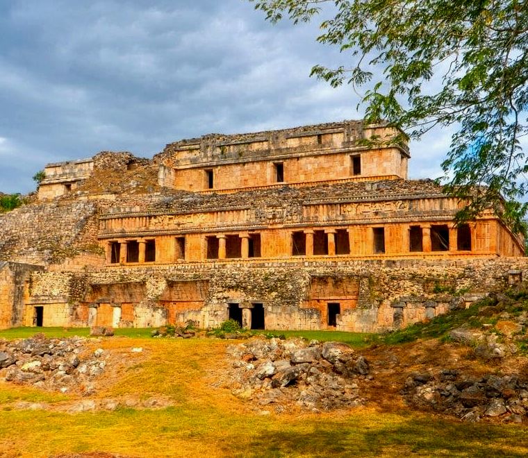 Ruína maia feita de tijolos esculpidos - passeios de um dia saindo de Mérida