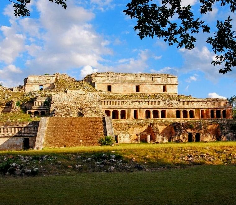 grande edifício de pedra no sítio arqueológico maia - passeios de um dia saindo de Mérida