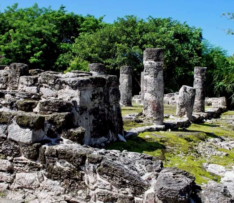 estruturas de pedra nas ruínas maias de San Miguelito em Yucatán, Cancun